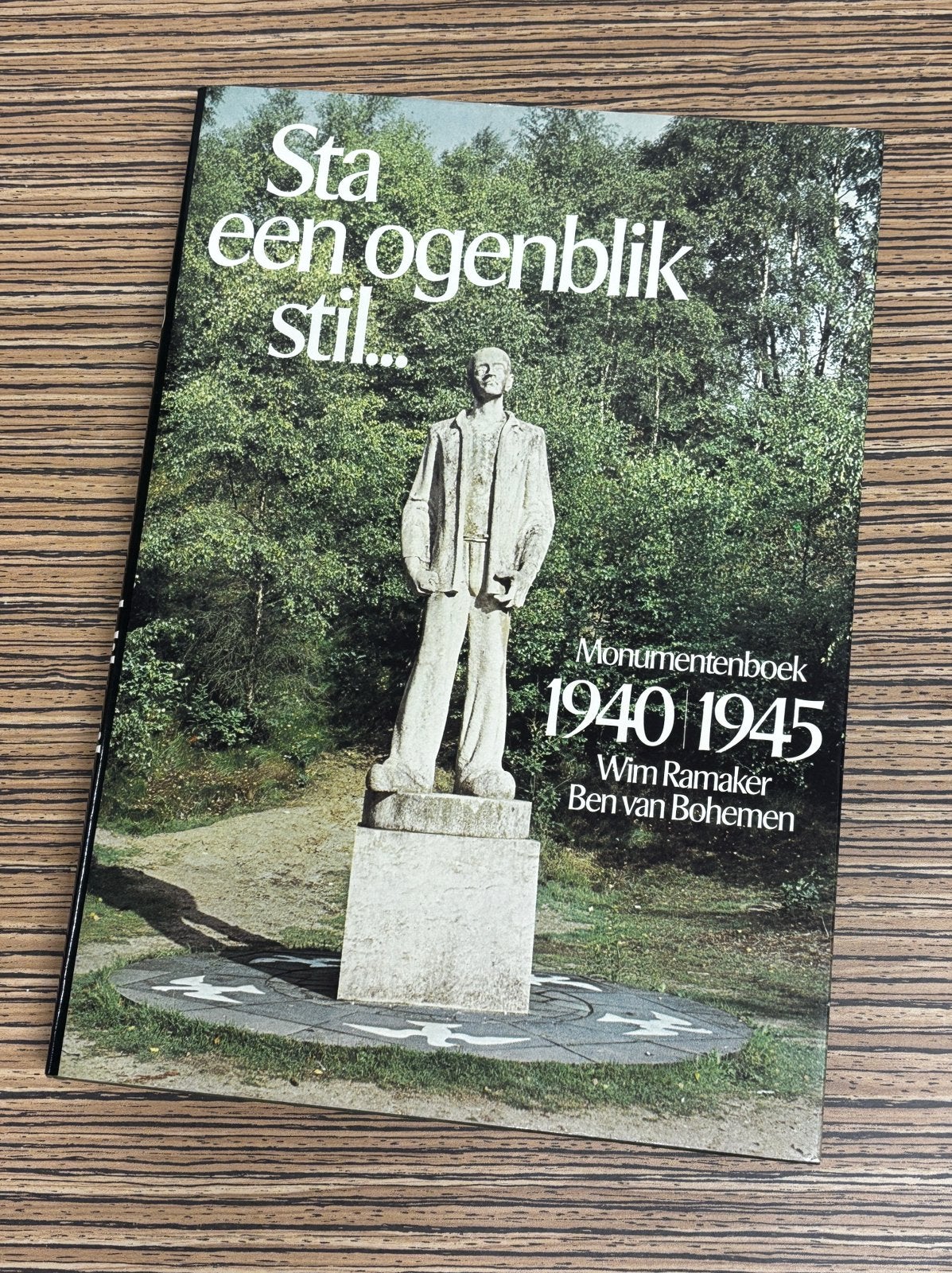 Monumentenboek 1940-1945, Ophalen of Verzenden, Tweede Wereldoorlog, Zo goed als nieuw, Algemeen