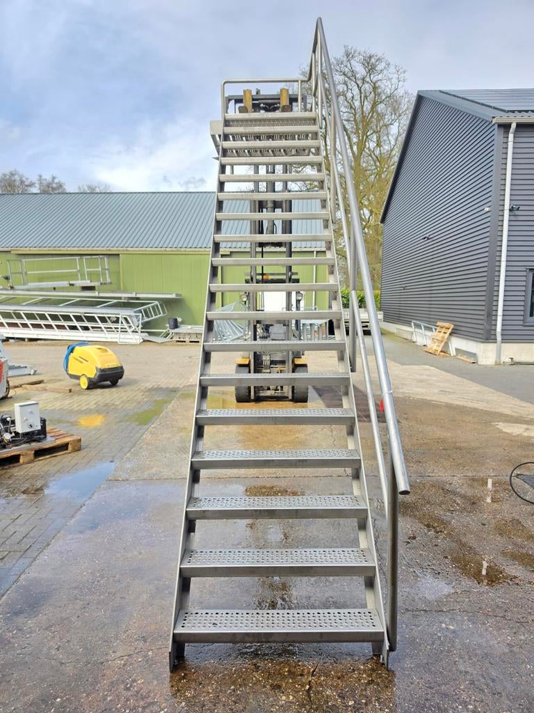 RVS trap met bordes. Hoog 3,75 mtr. Nor038, Ophalen, 2 tot 4 meter
