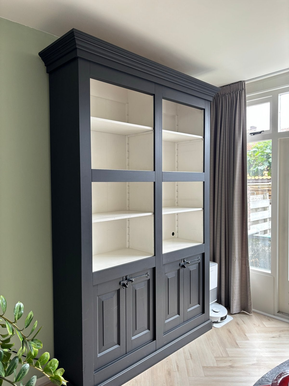 Zwarte houten vitrinekast / dressoir, Ophalen, 200 cm of meer, 150 tot 200 cm, Zo goed als nieuw