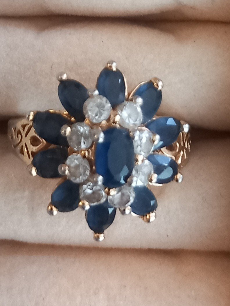 Vintage Ring, 18 Karaats Verguld met Blauwe en Witte Stenen, Ophalen of Verzenden, 17 tot 18, Dame, Goud