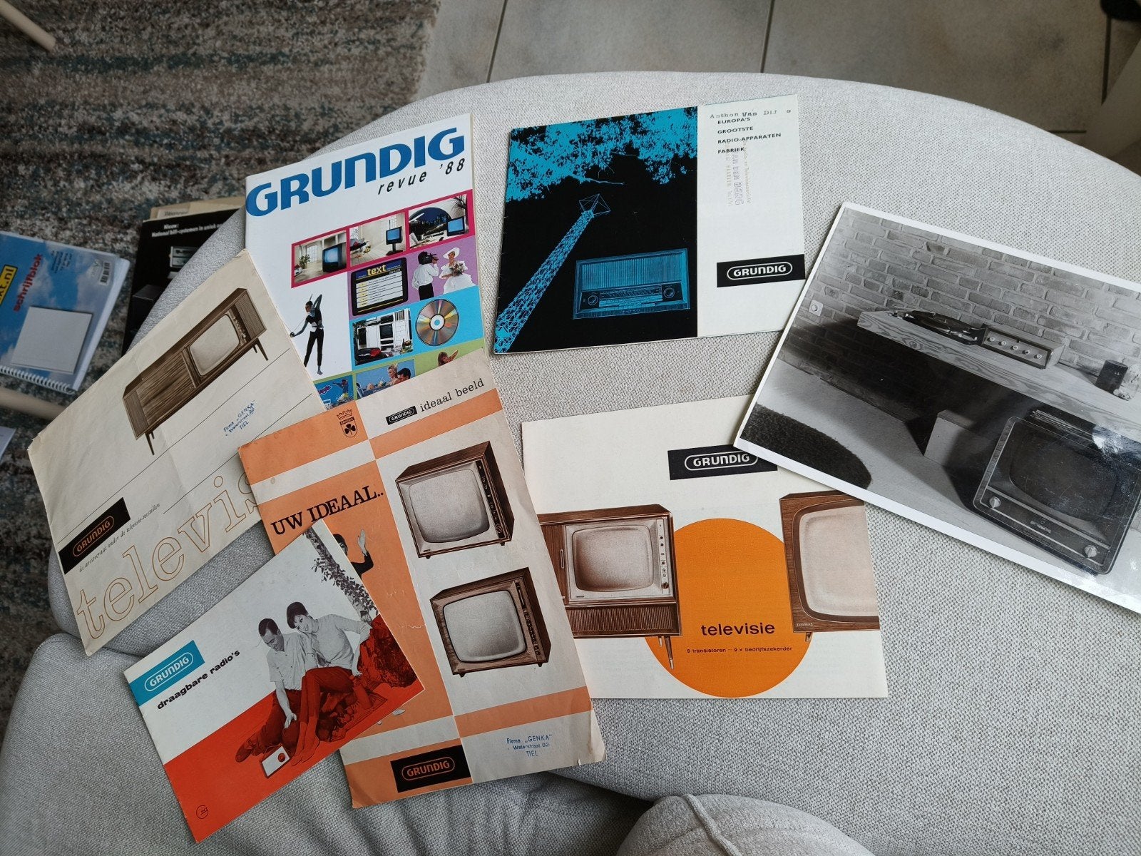 KAVEL " GRUNDIG", FOLDERS, CATALOGI, RADIO, TELEVISIE, Boeken, Ophalen of Verzenden, Gelezen