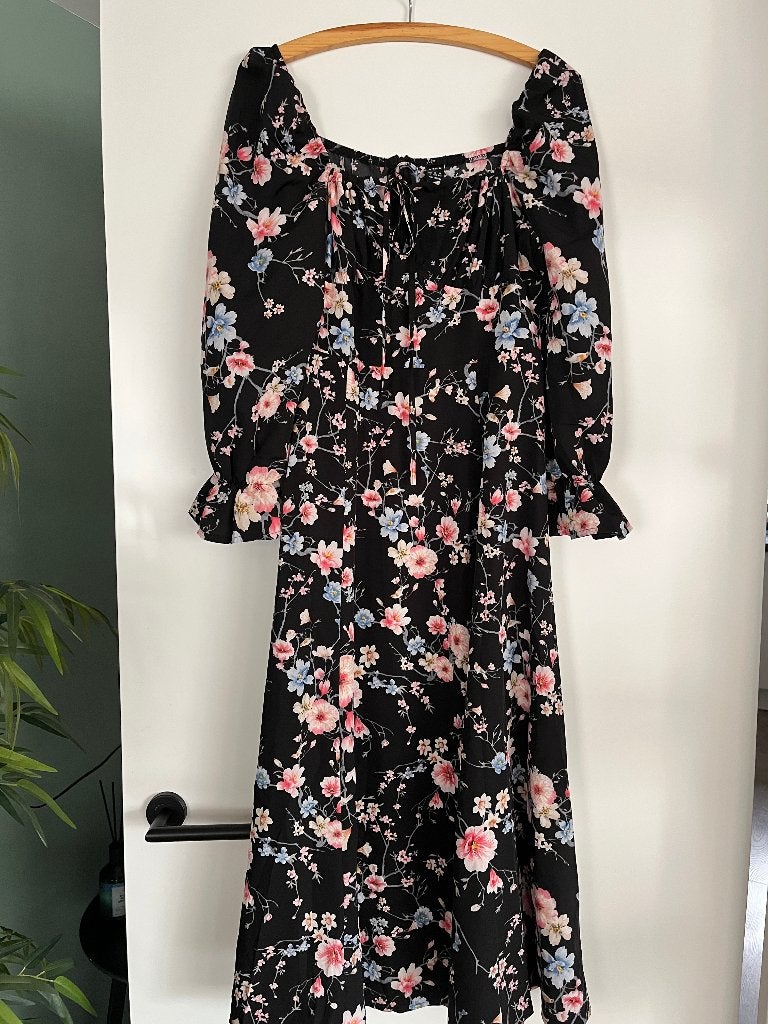 Jurk zwart met bloemen maat 40/42, Meerkleurig, Zo goed als nieuw, Onder de knie, Ophalen