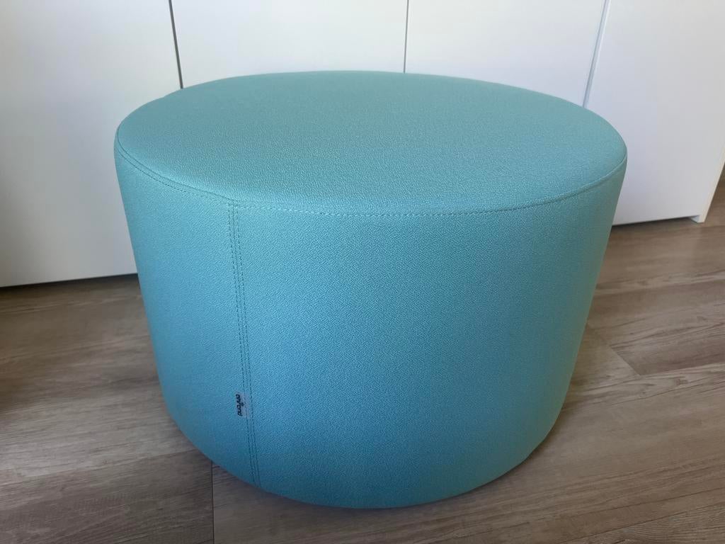 Moderne ronde poef in lichtblauw/mintgroen ahrend, Ophalen, Rond, Minder dan 50 cm, Zo goed als nieuw