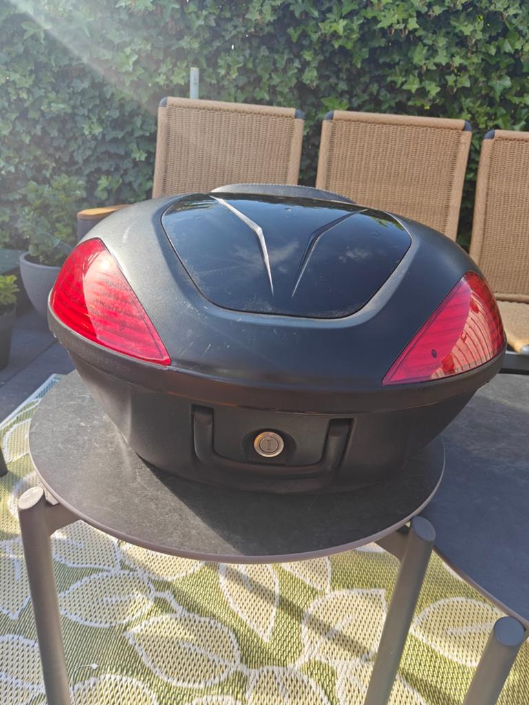 Suzuki motor topkoffer met rugkussen, Ophalen, Gebruikt