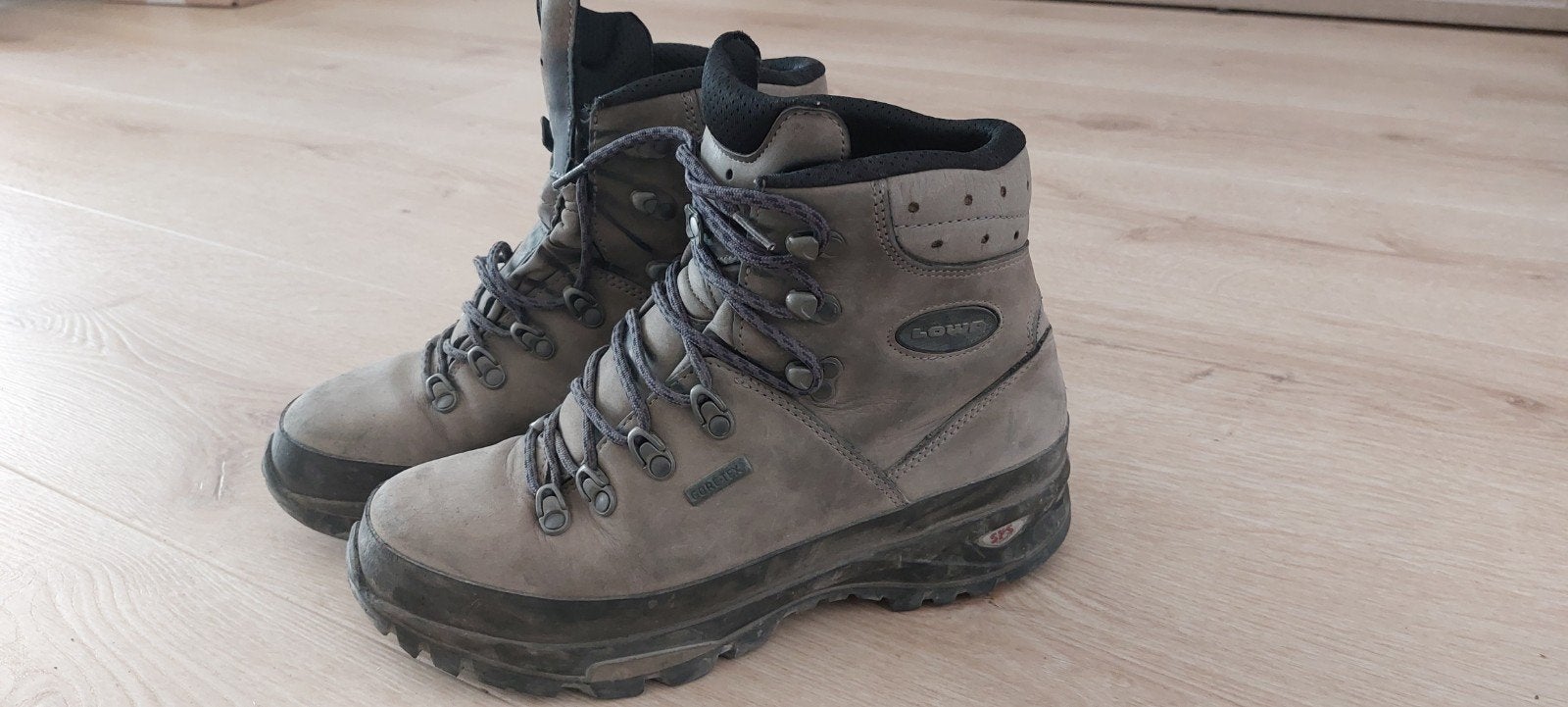 Lowa Bergschoenen Maat 42 - Grijs, Ophalen, Gebruikt, Schoenen