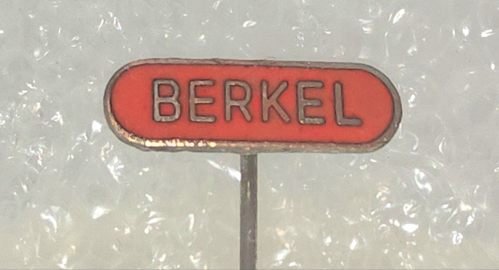 Vintage Emaille Speldje Berkel Weegschalen, Verzamelen, Ophalen of Verzenden, Gebruikt, Overige onderwerpen, Speldje of Pin
