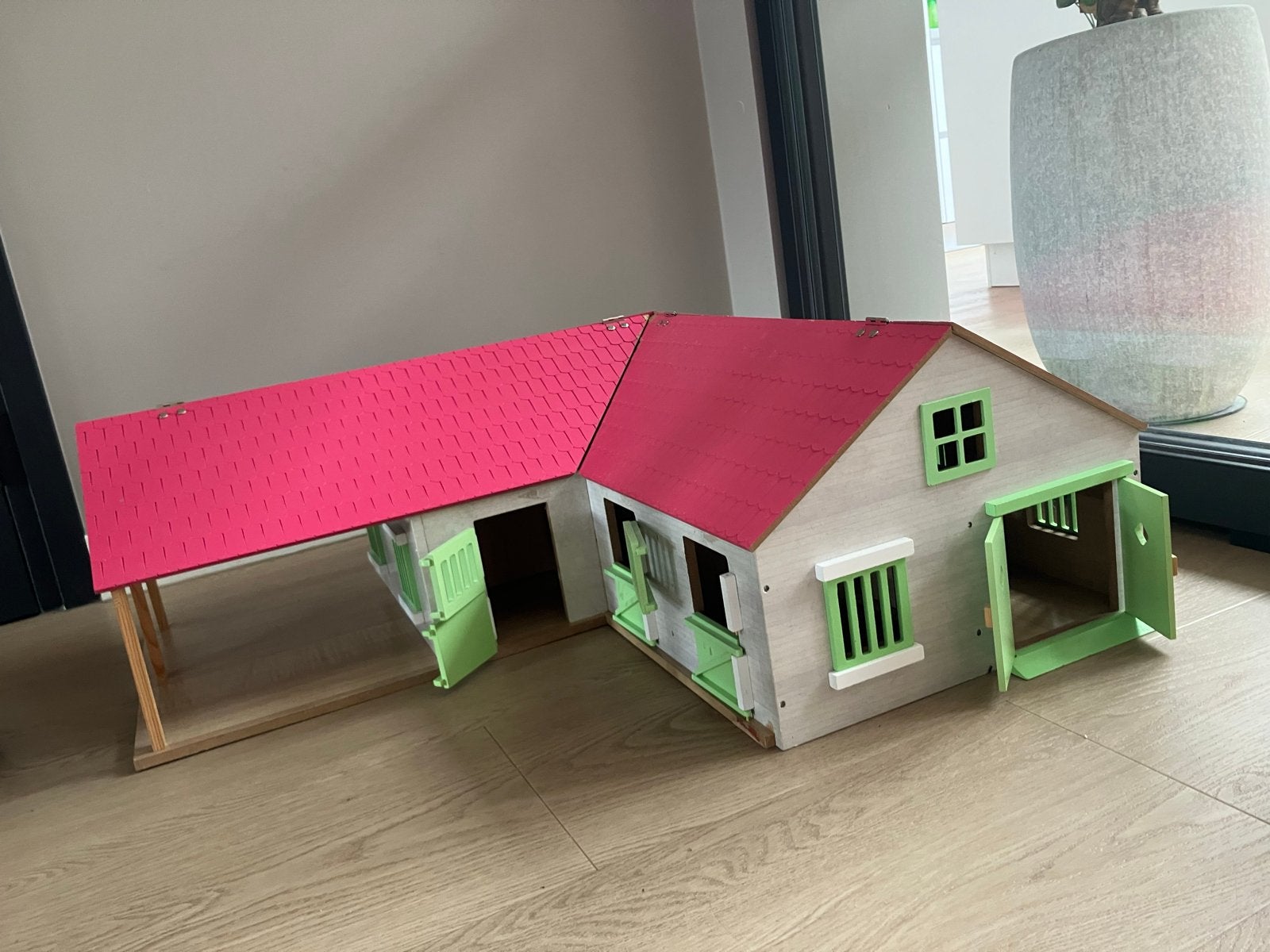 Houten paardenstal met roze dak kids globe / schleich, Kinderen en Baby's, Speelgoed | Poppenhuizen, Ophalen, Gebruikt, Poppenhuis