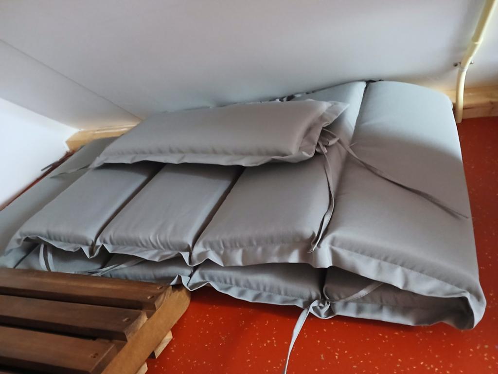 Teakhouten ligstoel met kussens. Nieuw, Ophalen of Verzenden, Nieuw