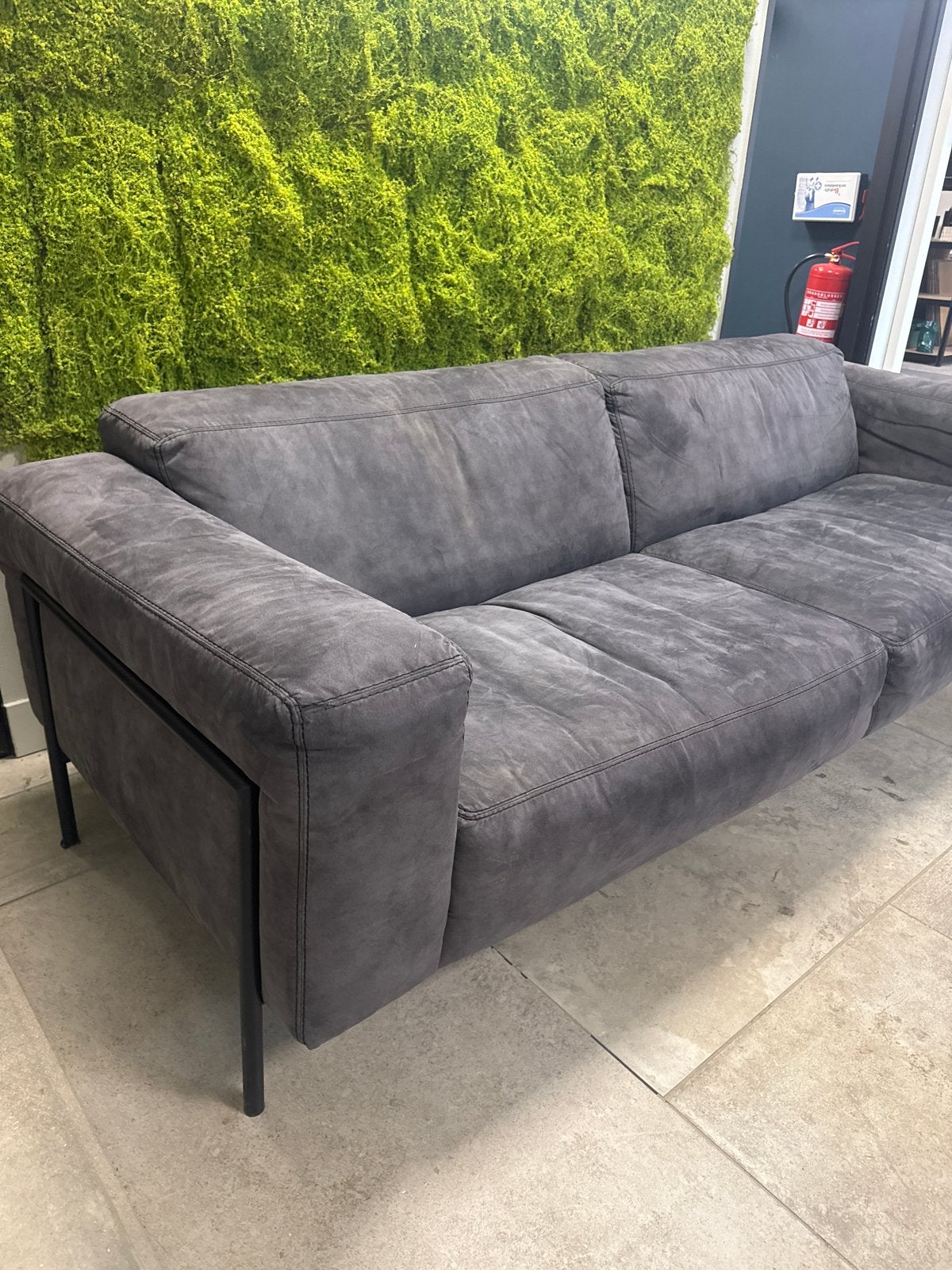 Grijze bank met metalen frame, Ophalen, Gebruikt, Driepersoons, 75 tot 100 cm