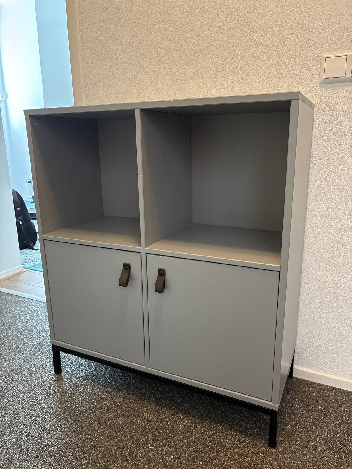 Grijze kast met open vakken en deurtjes NOTK, Ophalen, Gebruikt
