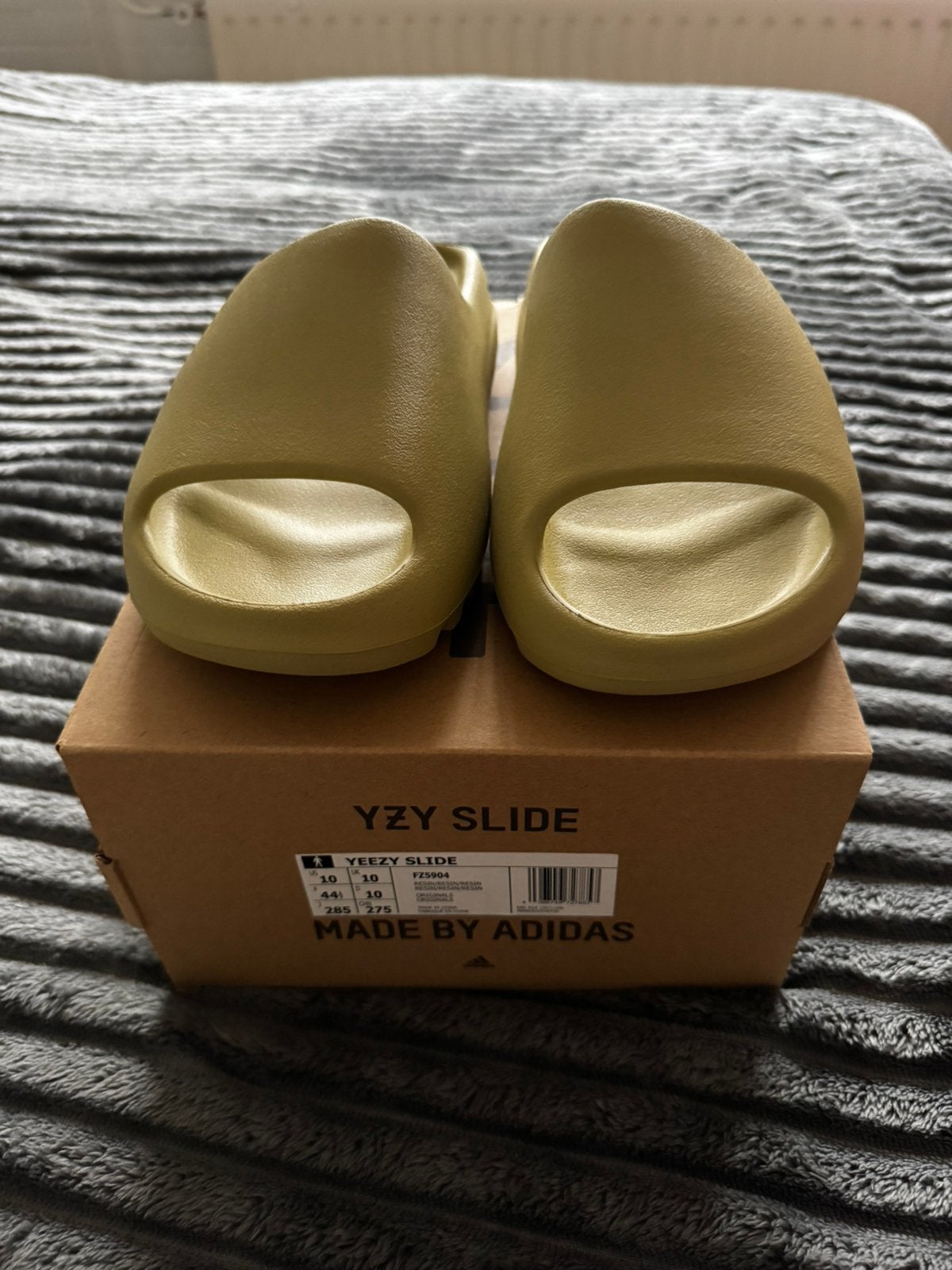 Yeezy slides resin 44,5, Kleding | Heren, Schoenen, Ophalen of Verzenden, Nieuw