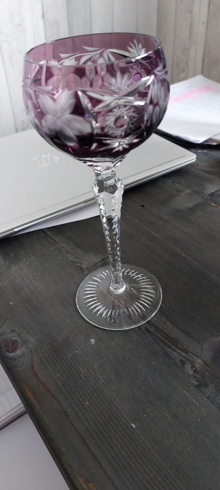 Kristallen Wijnglas met Paarse Tint en Geslepen Decoratie, Ophalen of Verzenden