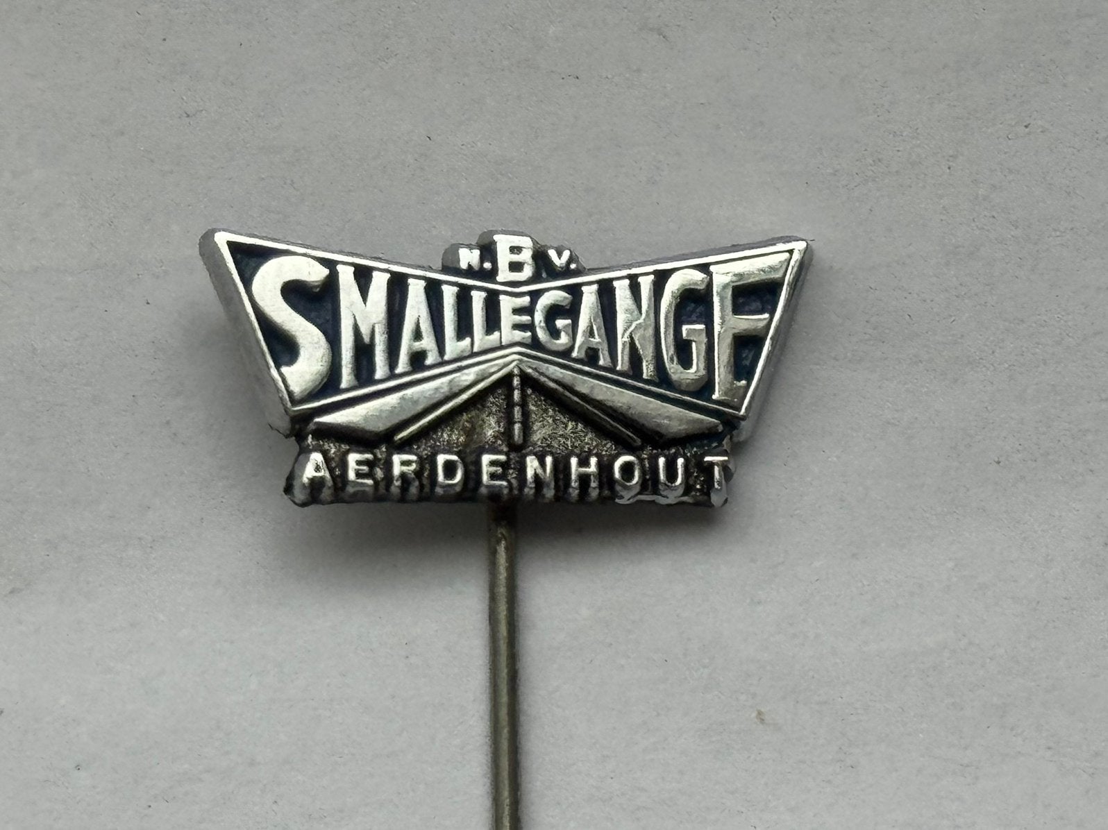 Fraaie Metalen Speld N.V. B. Smallegange Aerdenhout, Ophalen of Verzenden, Zo goed als nieuw, Overige onderwerpen, Speldje of Pin
