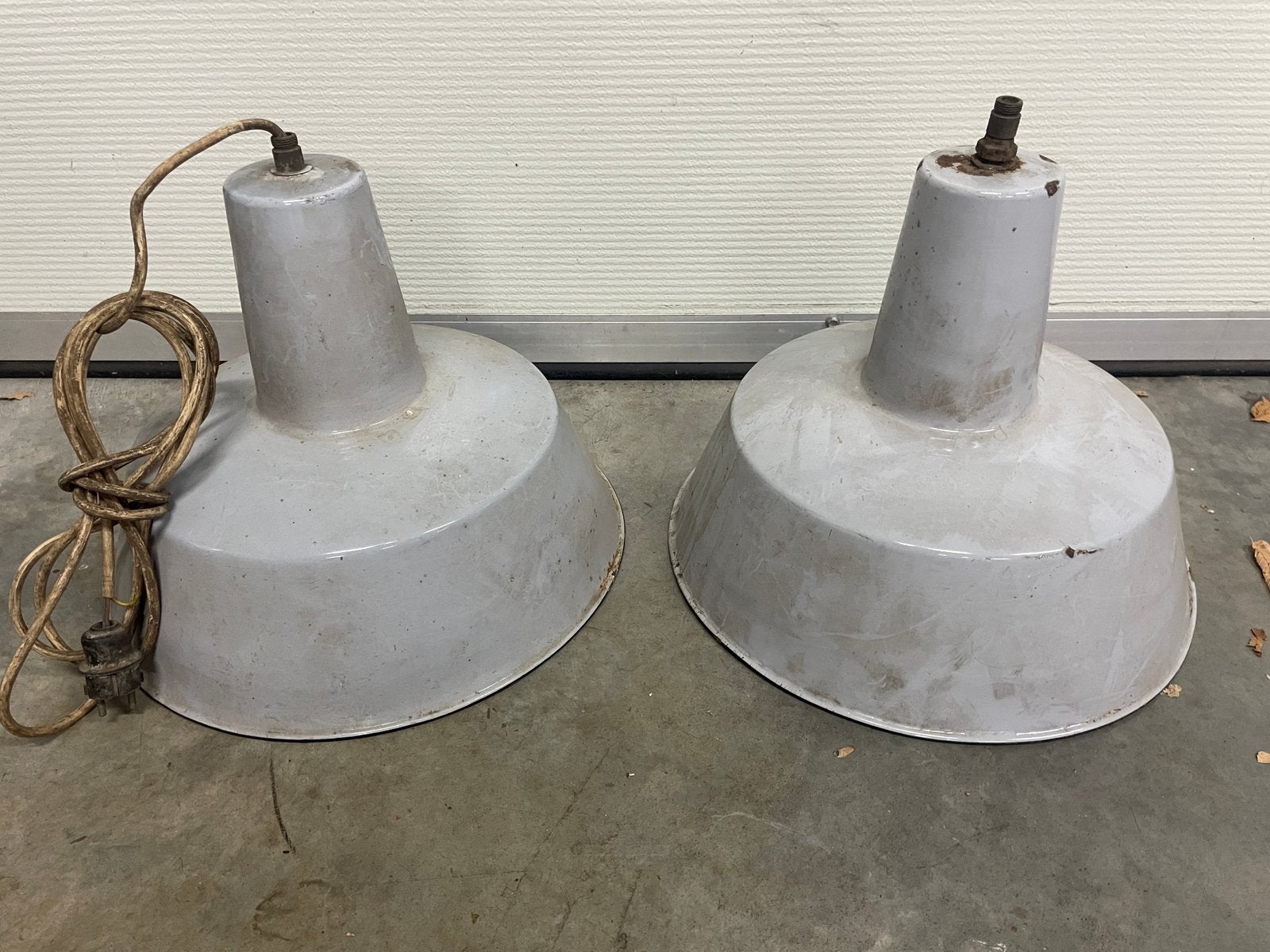 2 vintage industriële emaille hanglampen – grijs/wit, Ophalen of Verzenden, Zo goed als nieuw