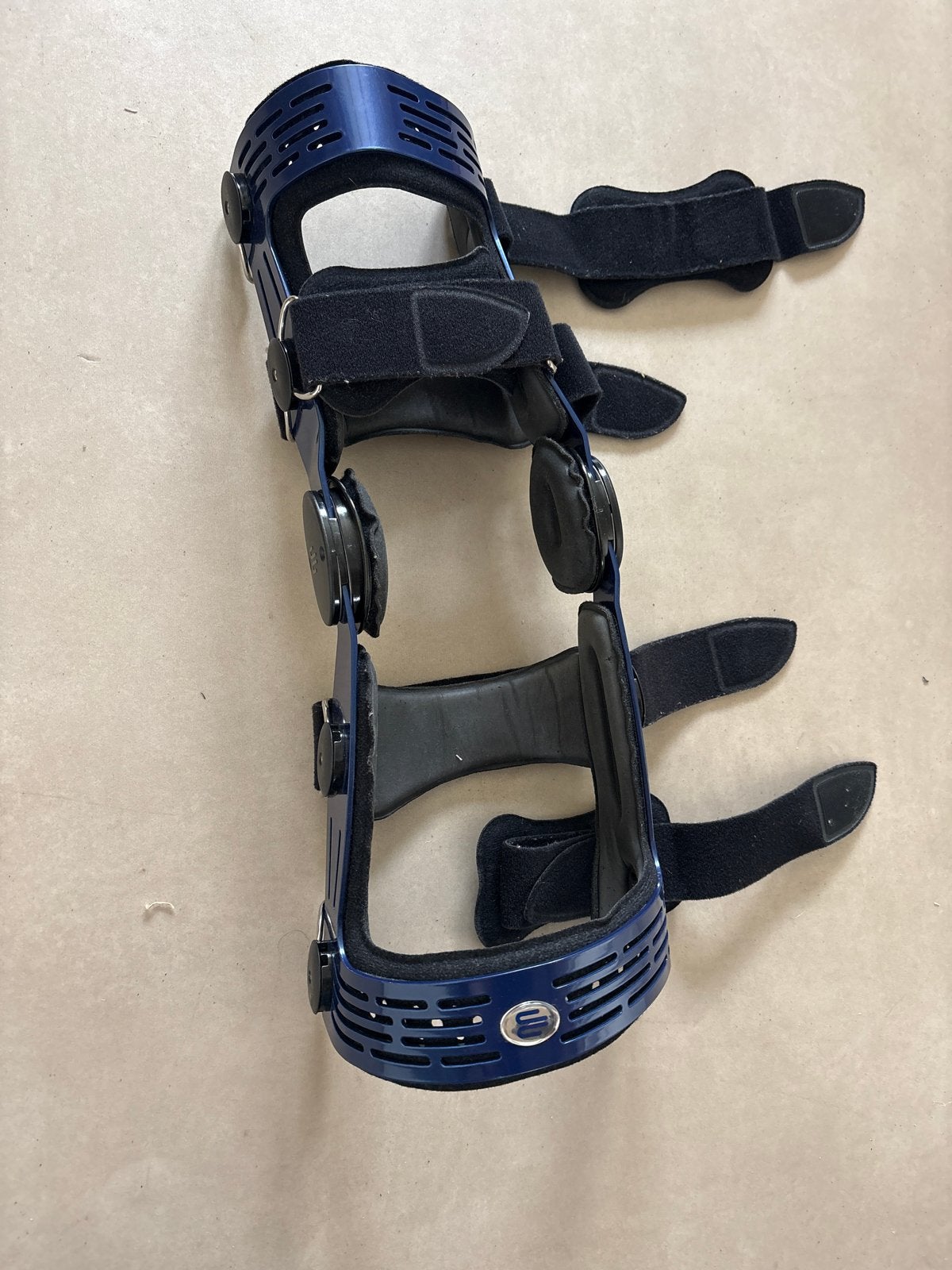 Gratis knie Brace, linker knie, maat M, Ophalen, Zo goed als nieuw