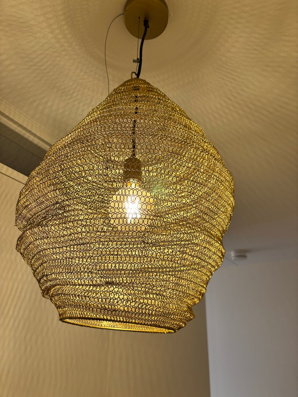 Mooie goudkleurige hanglamp - Zo goed als nieuw, Huis en Inrichting, Lampen | Hanglampen, Ophalen, Zo goed als nieuw, Metaal, E27 (groot)