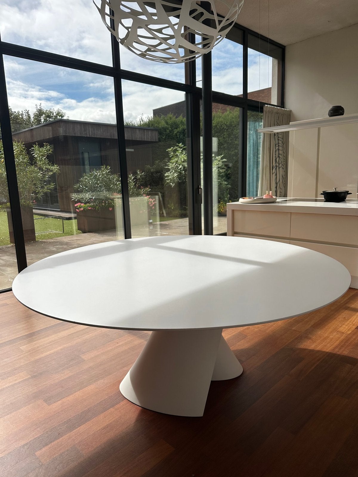 Foto 3 van Ronde design eettafel