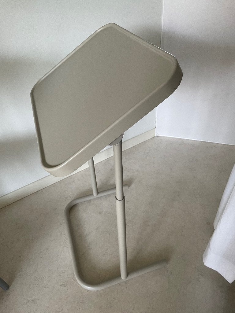 Beige IKEA BJÖRKÅSEN laptopstandaard zonder bekerhouder. , Computers en Software, Ophalen, Zo goed als nieuw, In diepte verstelbaar