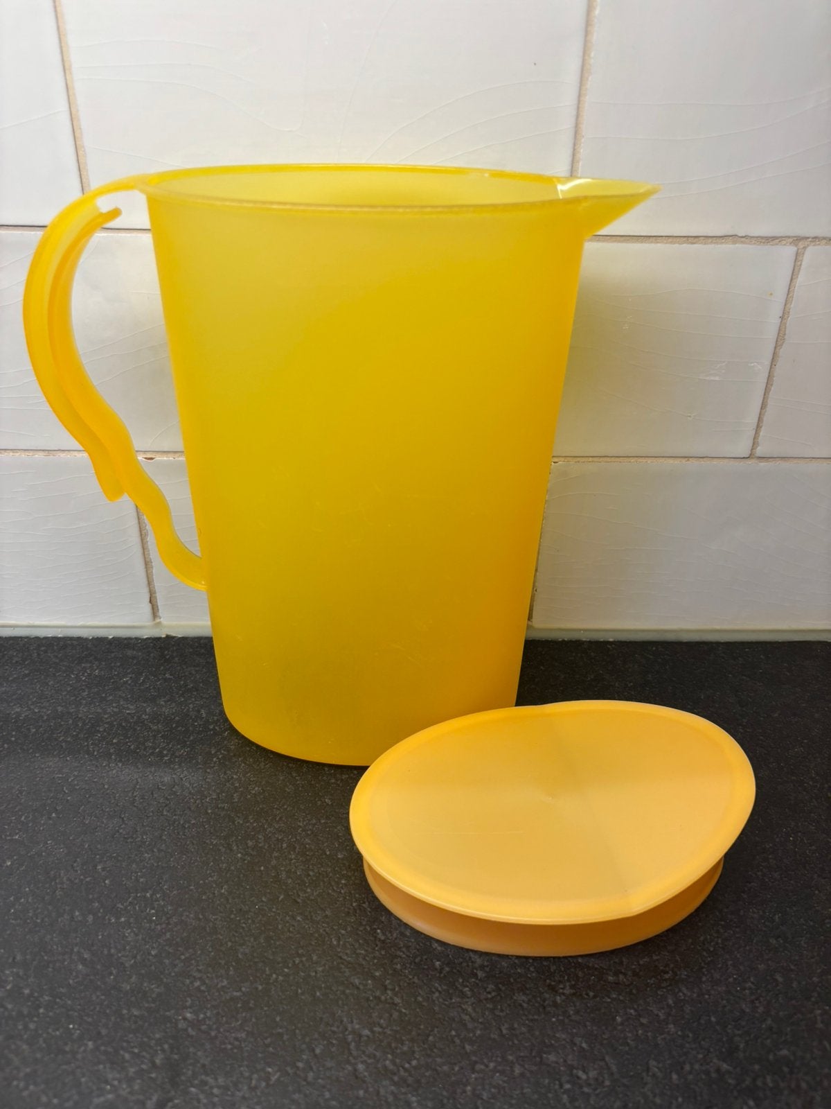 Gele oranje kan sapkan groot koelkastkan 2 liter, Ophalen of Verzenden, Gebruikt, Oranje, Beker of Kan