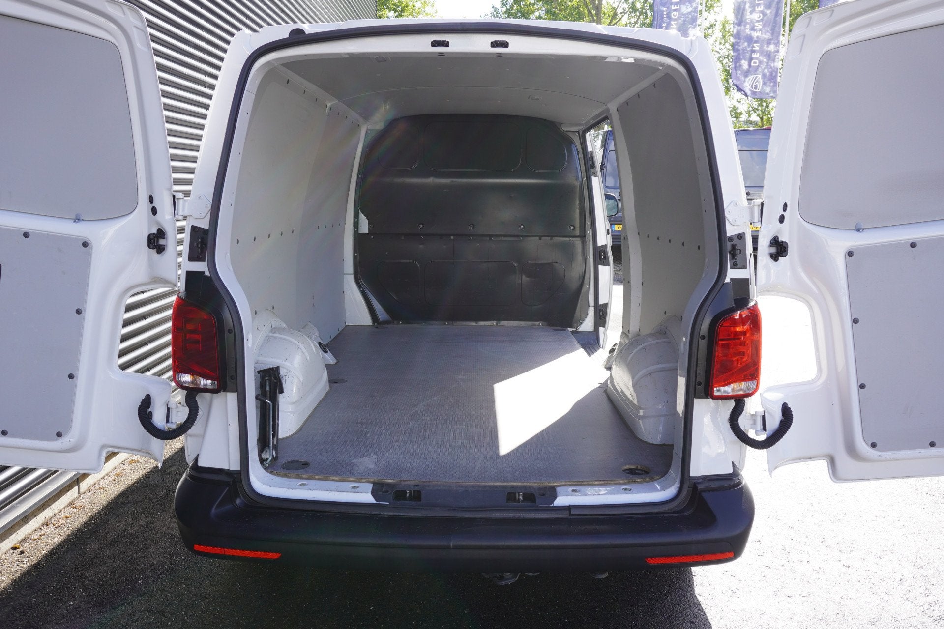Volkswagen Transporter L2H1 110pk L2H1 Camera Apple Carplay, Auto's, Voorwielaandrijving, Gebruikt, Euro 6, 4 cilinders