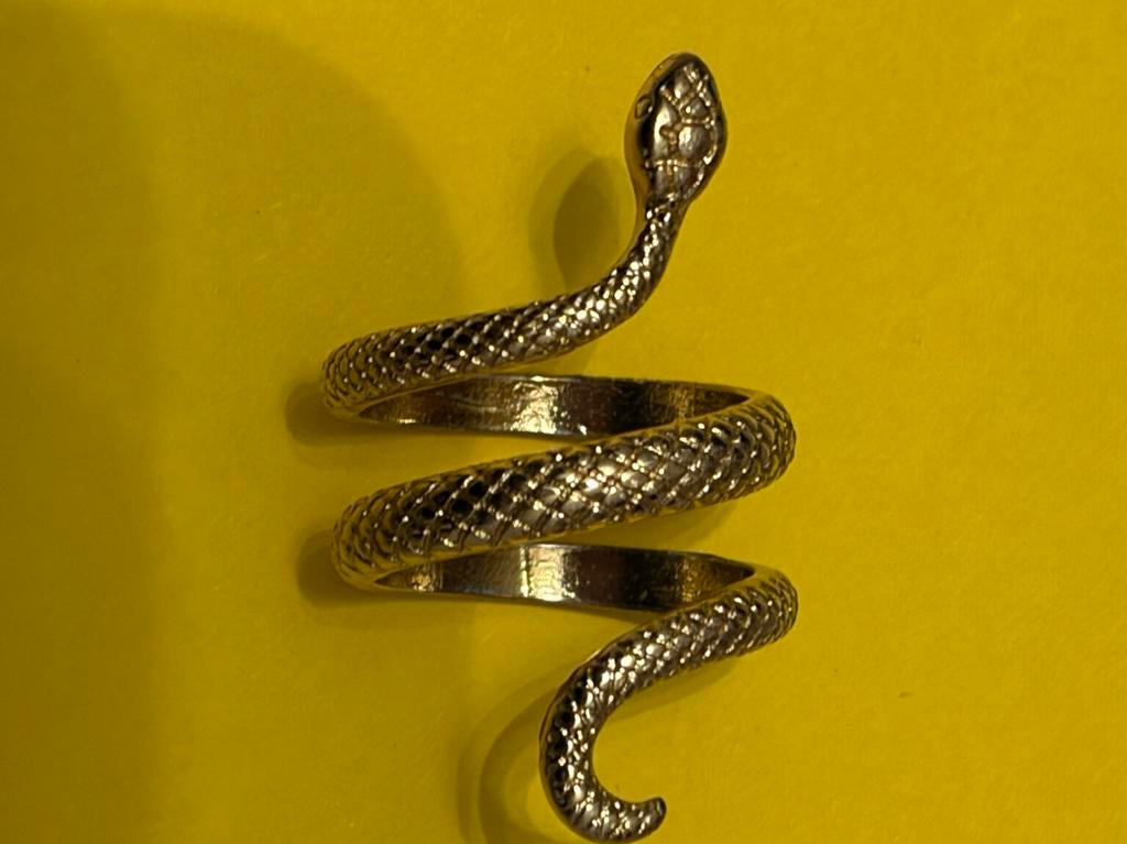 Goudkleurige slangen ring, Sieraden, Tassen en Uiterlijk, Ringen, 18 tot 19, Ophalen of Verzenden, Zo goed als nieuw, Dame of Heer