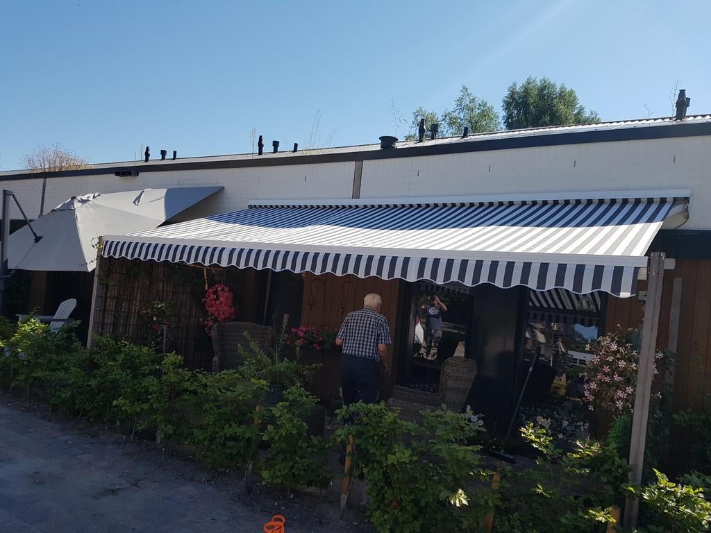 Tweede hands met nieuw doek en geplaatst bij u., Tuin en Terras, Zonneschermen, Zo goed als nieuw, Knikarmscherm, Ophalen of Verzenden