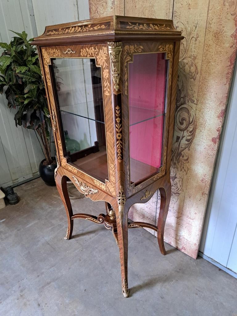 Klassieke rozen fineer 1-deurs vitrine, servieskast., Huis en Inrichting, Kasten | Vitrinekasten, Ophalen, 25 tot 50 cm, 150 tot 200 cm