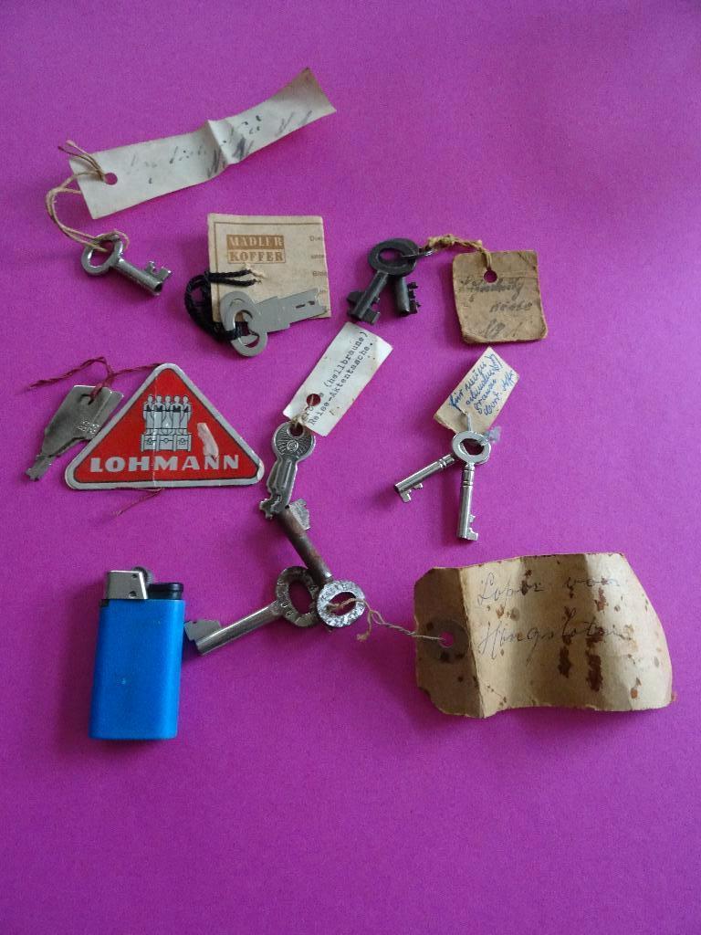 13 oude sleutels aan label sleutel koffer slot sleuteltjes, Ophalen of Verzenden
