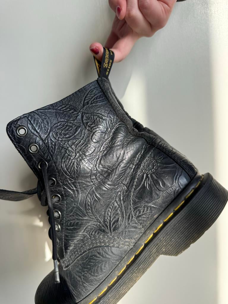 Dr. Martens Pascal Floral Emboss maat 38, Ophalen of Verzenden, Gedragen, Zwart, Lage of Enkellaarzen