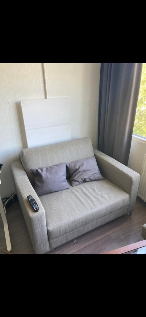 grijze 1,5 seater bankje , gratis, Huis en Inrichting, Banken | Bankstellen, Ophalen, Tweepersoons, 75 tot 100 cm, Zo goed als nieuw
