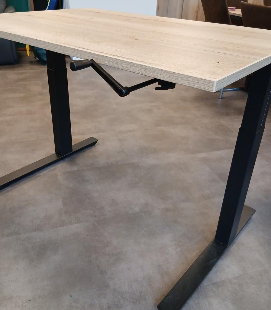 In hoogte verstelbare tafel | Industieel, Ophalen, In hoogte verstelbaar, Zo goed als nieuw