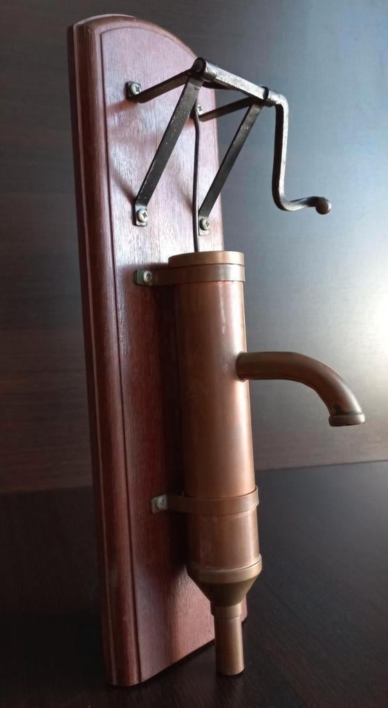 Koperen waterpomp op houten achterplaat
Zeer decoratief item, Ophalen of Verzenden