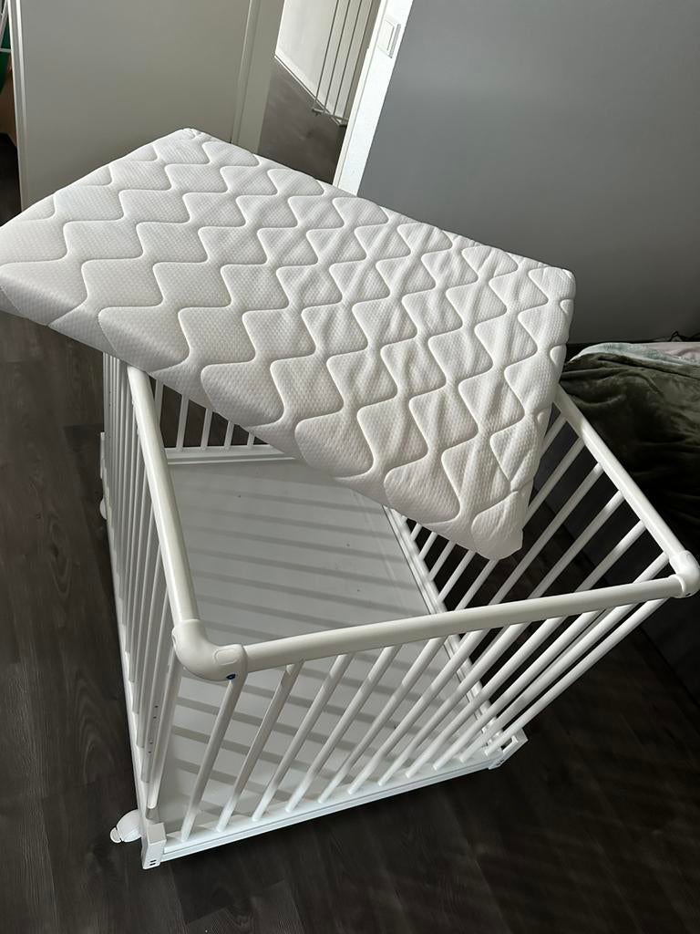 Baby ledikant / wieg met matras/ - baby crib with mattres, Kinderen en Baby's, Babywiegjes en Ledikanten, Ophalen, Zo goed als nieuw