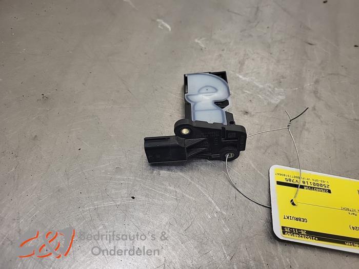 Luchtmassameter van een Renault Trafic, Gebruikt, -, Renault, -