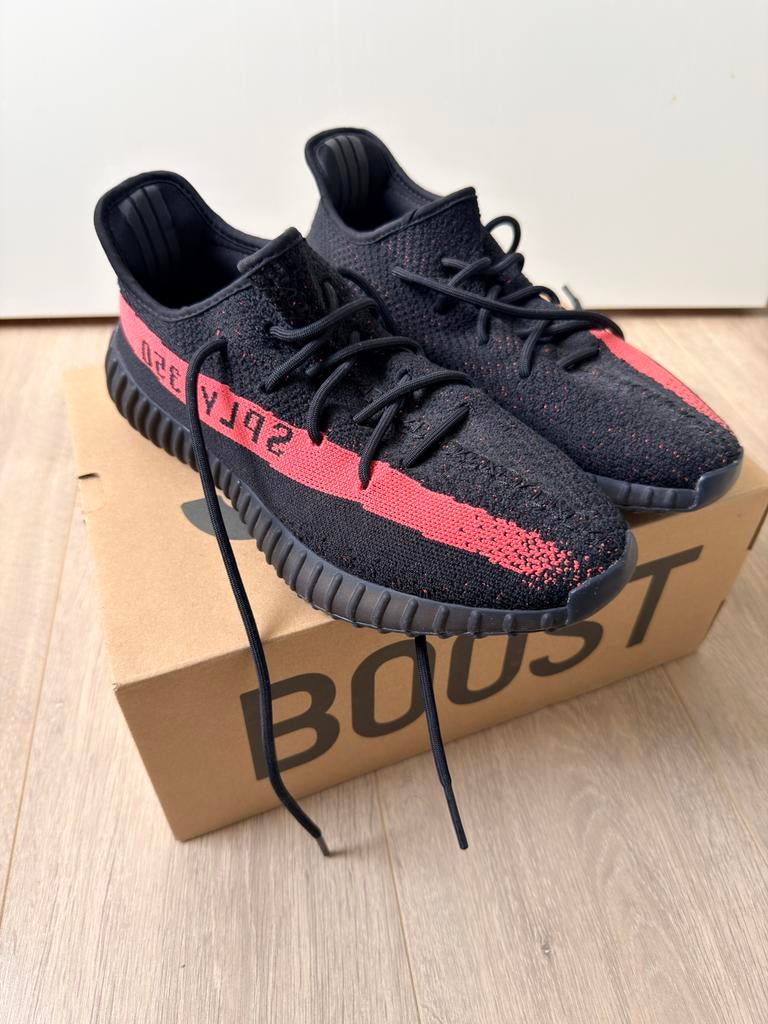 Yeezy Boost 350 V2 Core Black Red (44), Zwart, Ophalen of Verzenden, Sneakers of Gympen, Zo goed als nieuw