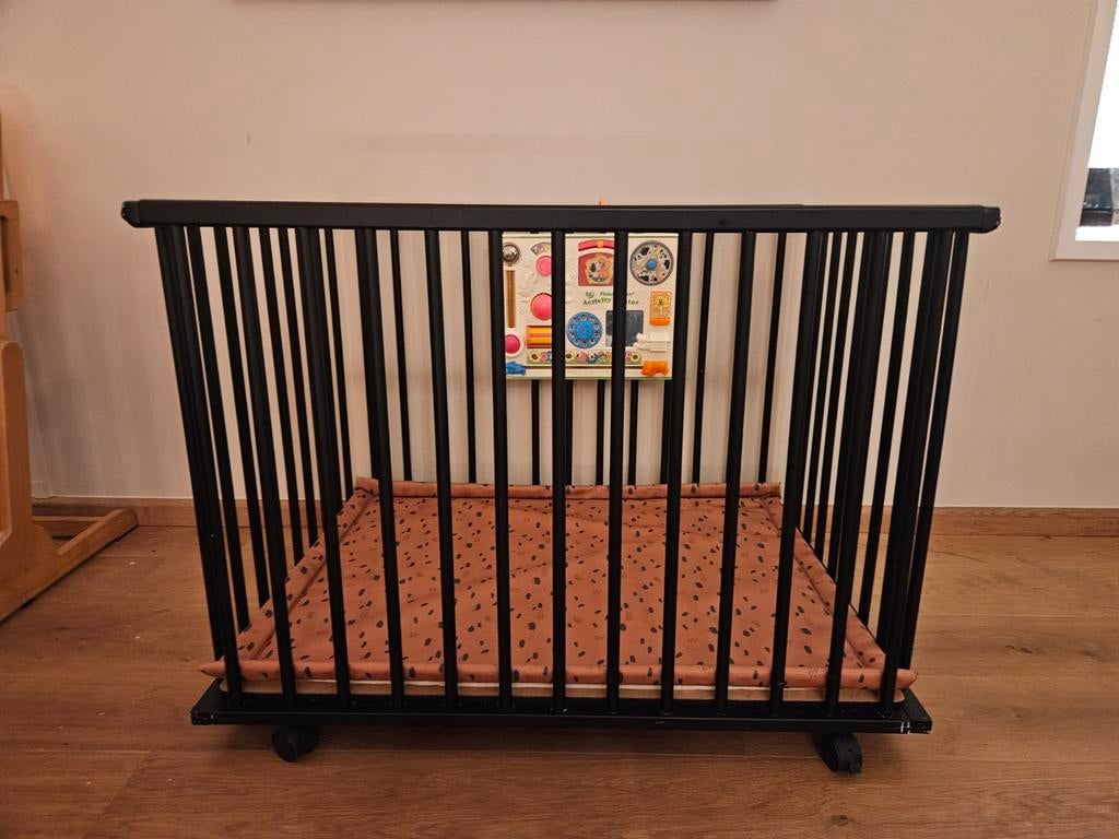 Babybox Europe Baby Zwart met Boxkleed, Kinderen en Baby's, Ophalen, Gebruikt, Rechthoekig, Wieltjes