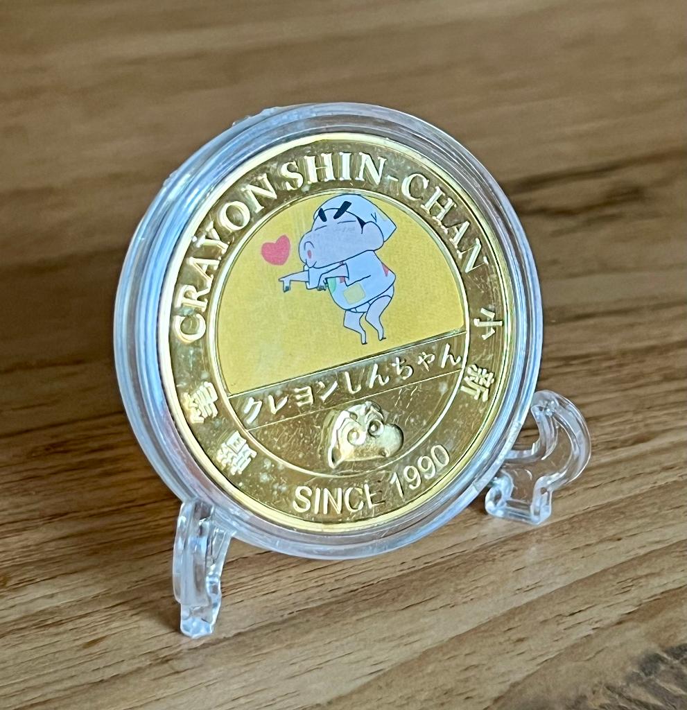 Shin-Chan 24kt goud vergulde munt +standaard (3, Verzamelen, Ophalen of Verzenden, Nieuw