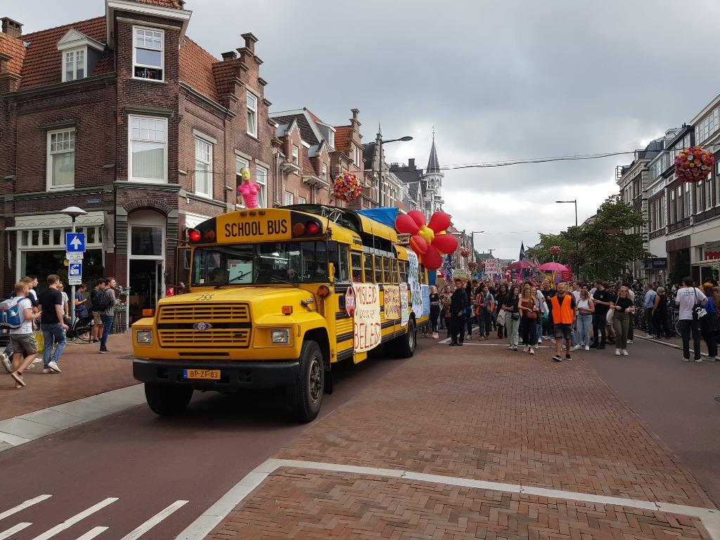 Foto 6 van foodtruck DJ-boot schoolbus te huur