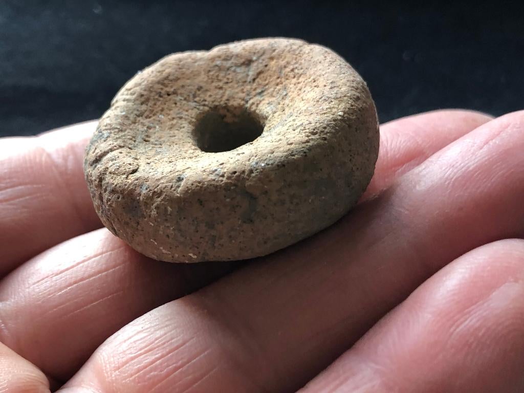 Bodemvondst Keltisch Romeinse SPINSTEEN 2100 jr oud INTACT !, Ophalen of Verzenden