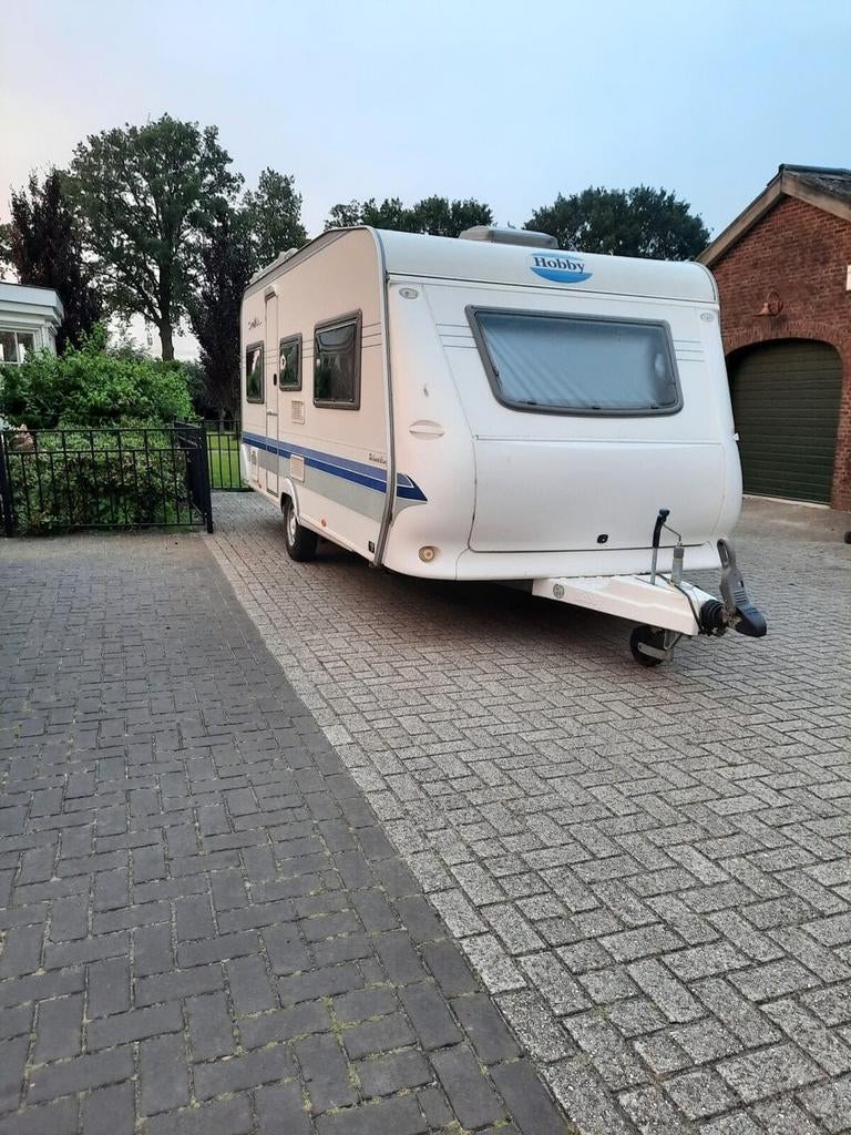 Hobby De Luxe easy 495 - Stapelbed, Voortent & Luifel!, Caravans en Kamperen, Standaardzit, Hobby, 5 tot 6 meter, Omvormbare zithoek