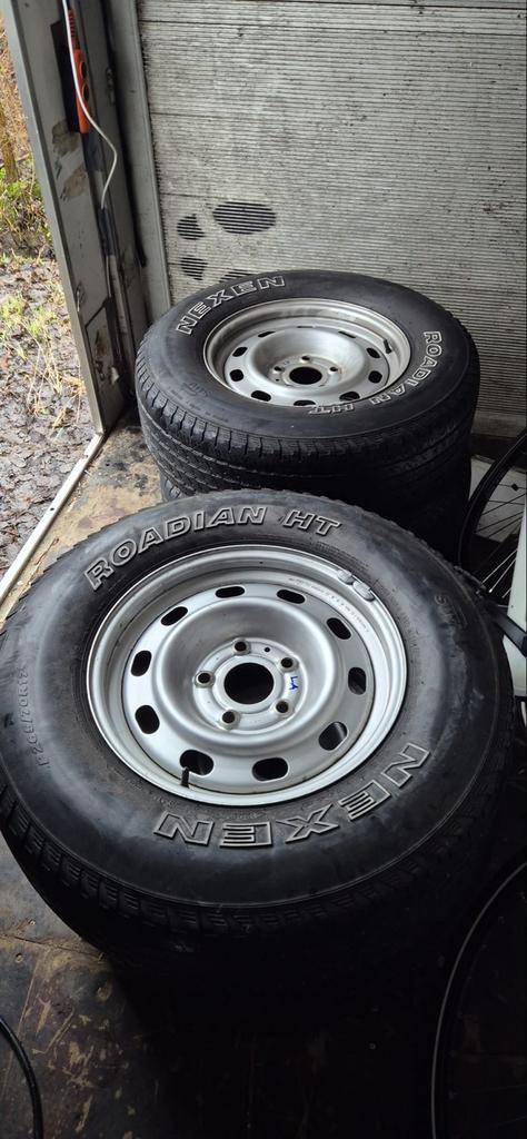 4 zeer nette velgen en banden ( dodge ram), Auto-onderdelen, Banden en Velgen, Ophalen, 275 mm, All Season, Terreinwagen