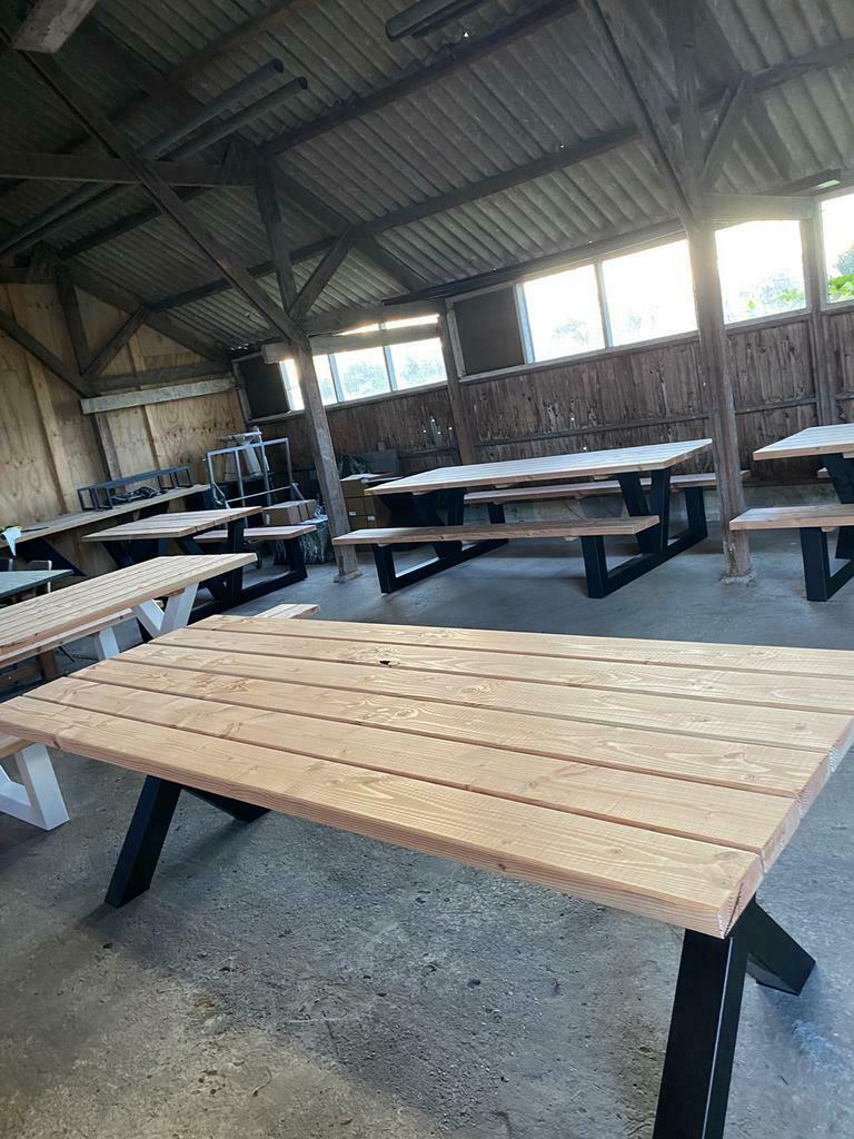 Foto 2 van Douglas tuintafel met stalen x, a en u poten