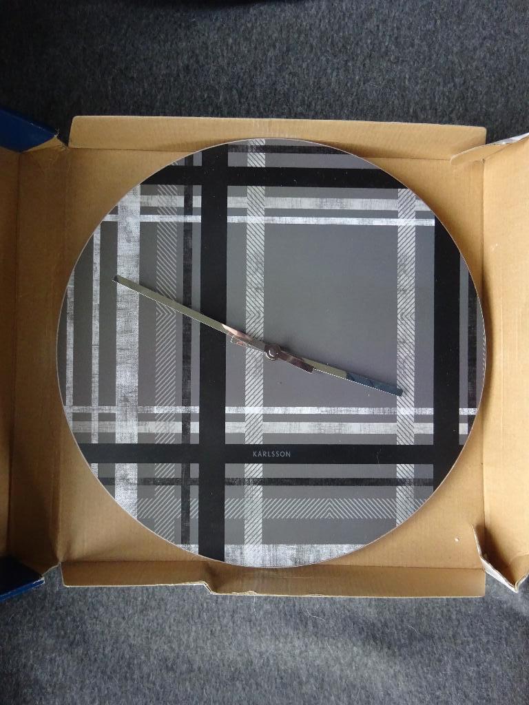 Wandklok Karlsson Tartan, Ophalen of Verzenden, Nieuw, Analoog, Wandklok