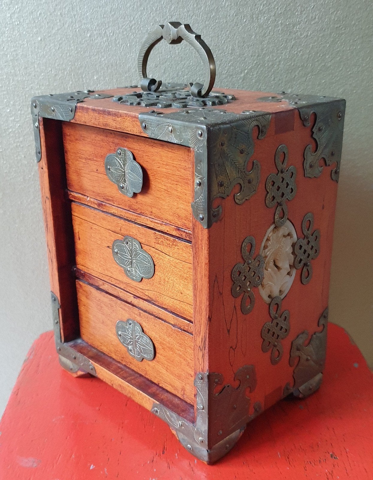 Antiek Chinees sieradenkastje met koperbeslag en jade, China, Ophalen of Verzenden, Doos