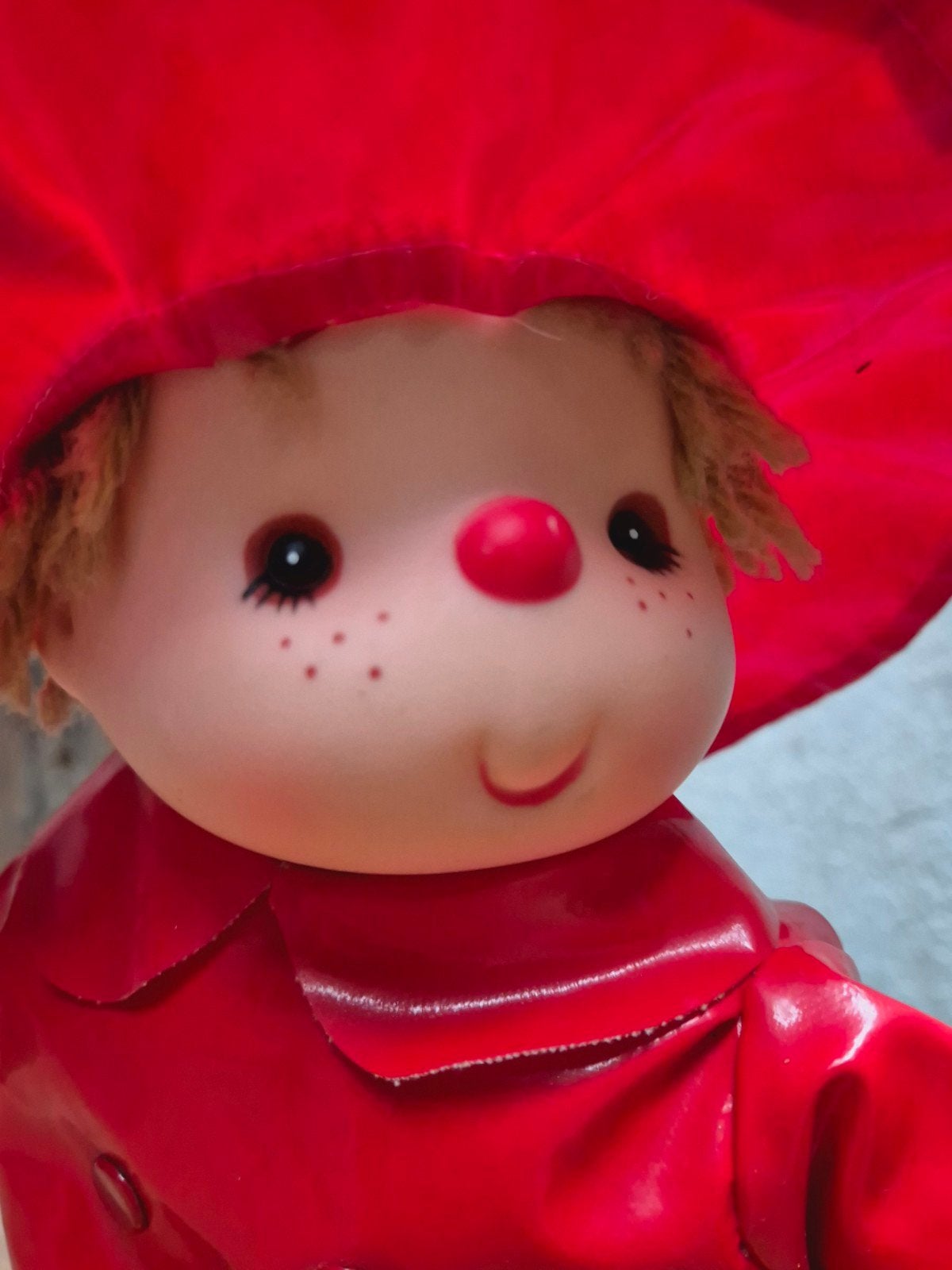 Vintage Babypop in Rode Regenjas en Gele Laarzen, Gebruikt, Komfy, Onbekend, Ophalen of Verzenden