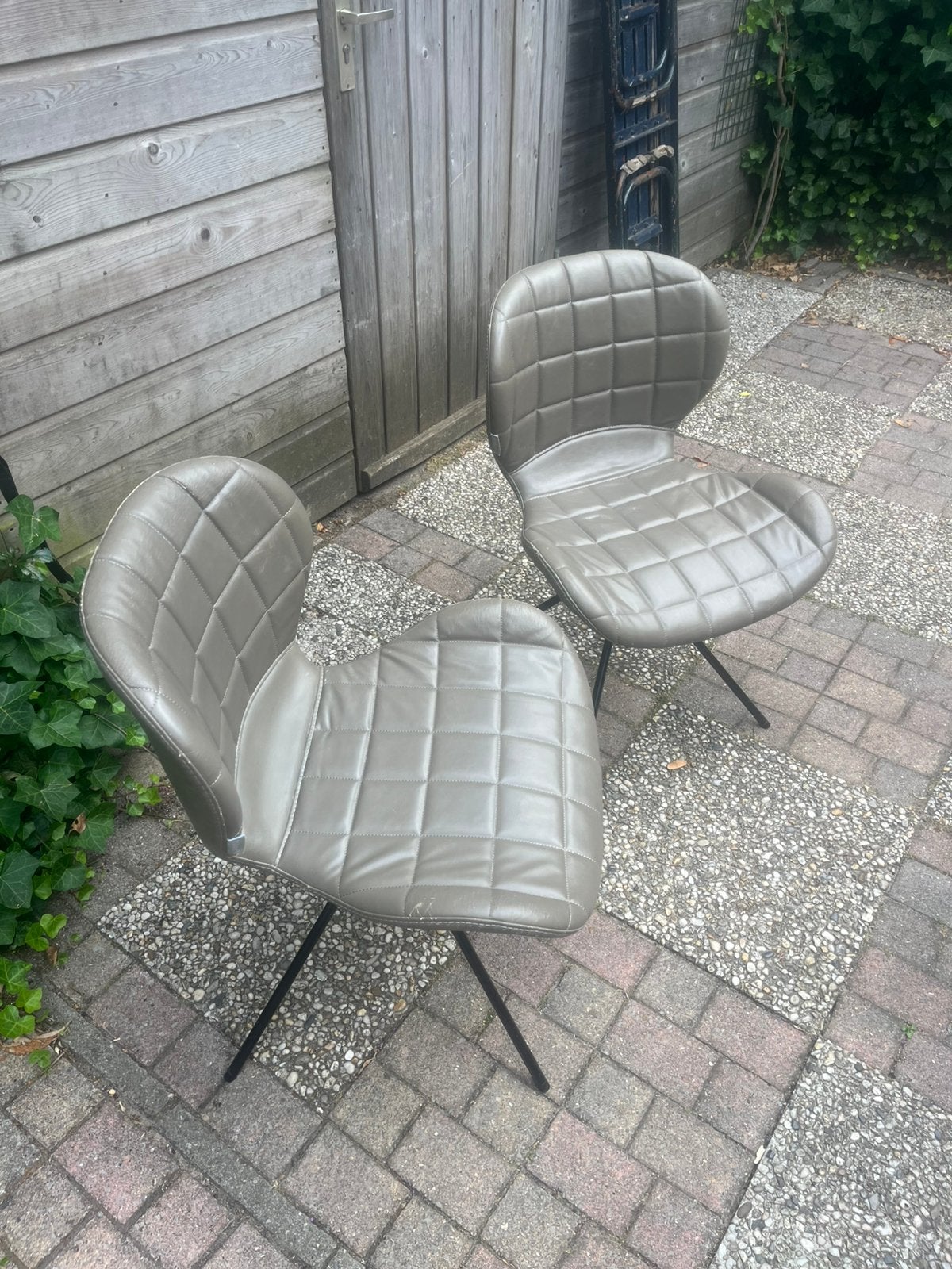 Zuiver OMG eetkamerstoel Grey, Huis en Inrichting, Stoelen, Ophalen, Twee, Leer, Zo goed als nieuw