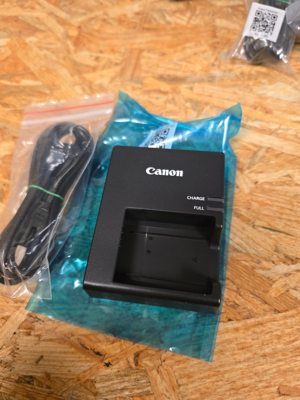 Canon LC-E10E Lader Origineel Nieuw (9 stuks beschikbaar), Audio, Tv en Foto, Fotografie | Accu's en Batterijen, Nieuw, Ophalen of Verzenden