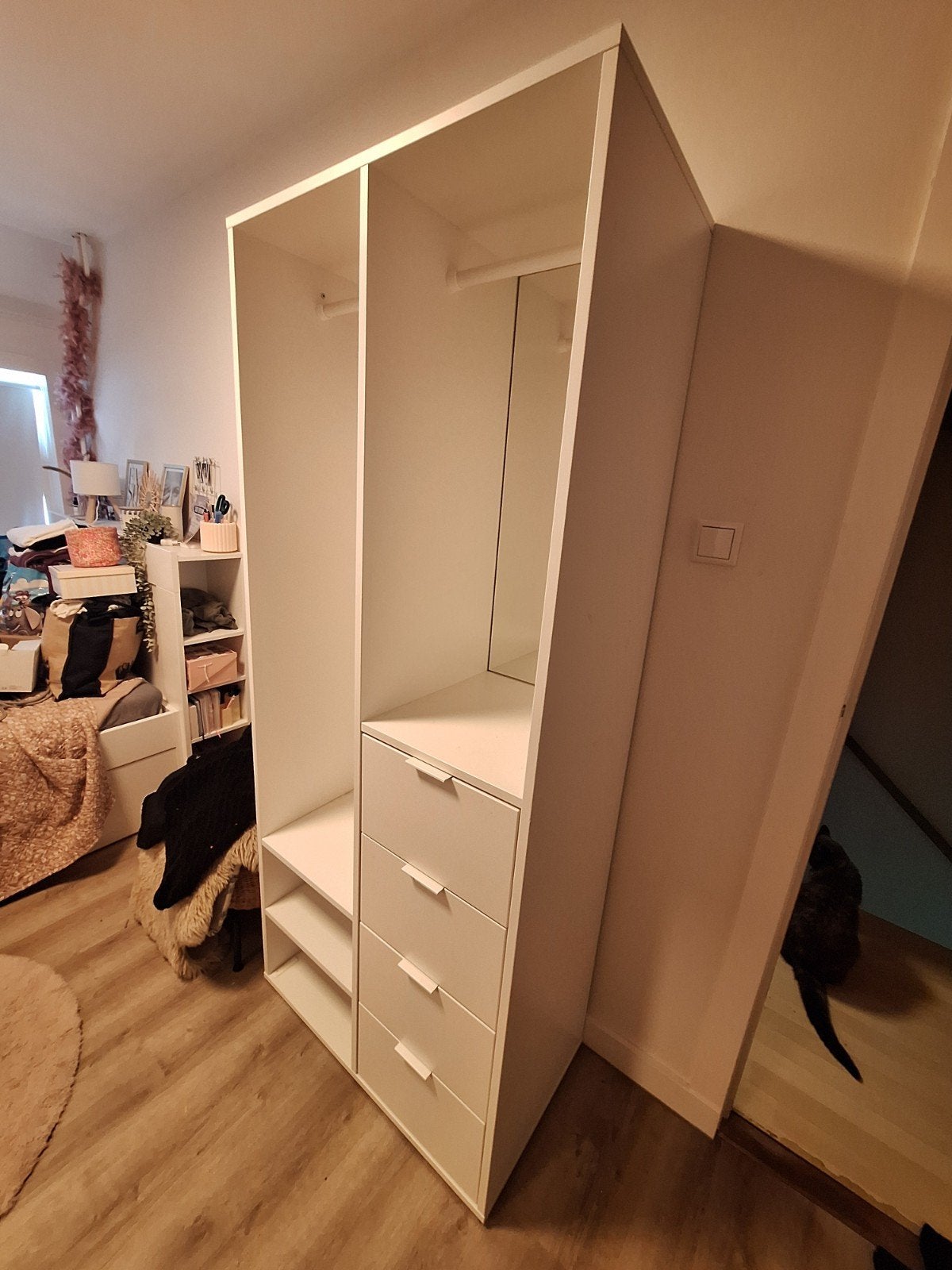 Witte kledingkast met lades, spiegel en hangruimte, Ophalen, Gebruikt, Met plank(en), 50 tot 100 cm