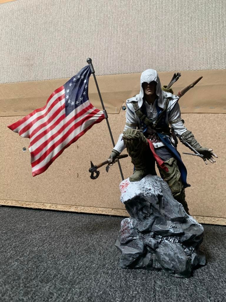 Assassin's Creed III Connor Kenway beeldje met vlag, Ophalen of Verzenden, Zo goed als nieuw
