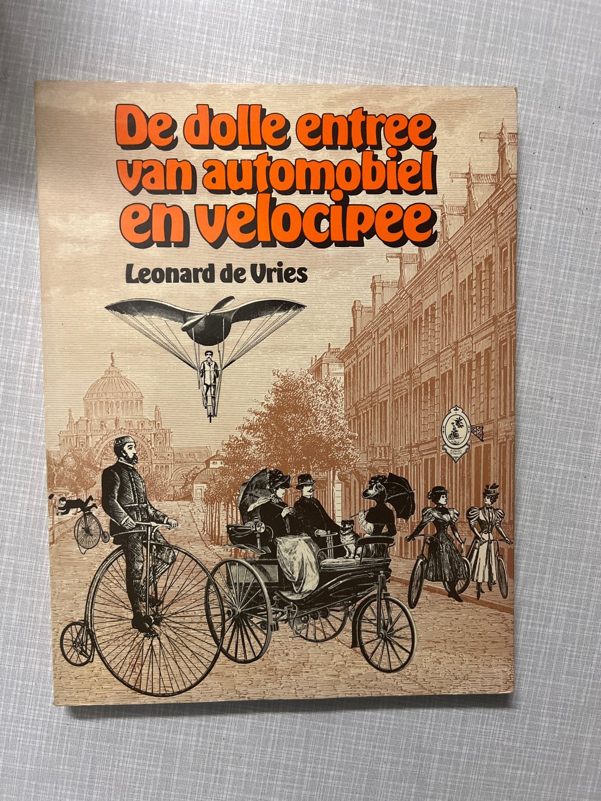 De dolle entree van automobiel en velocipède - Leonard de Vr, Ophalen of Verzenden, Gelezen, Algemeen